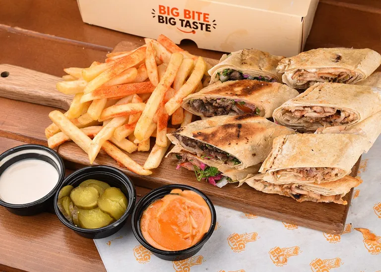 Arabic-style chicken shawarma meal (mix)