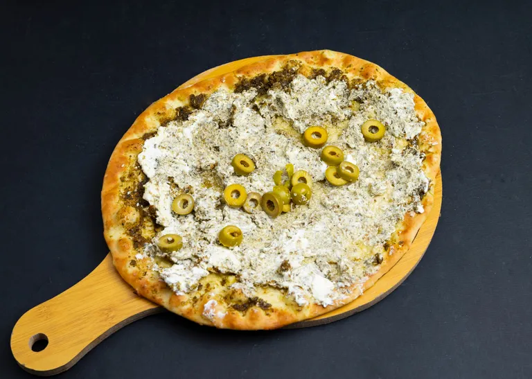 منقوشة زعتر مع لبنة