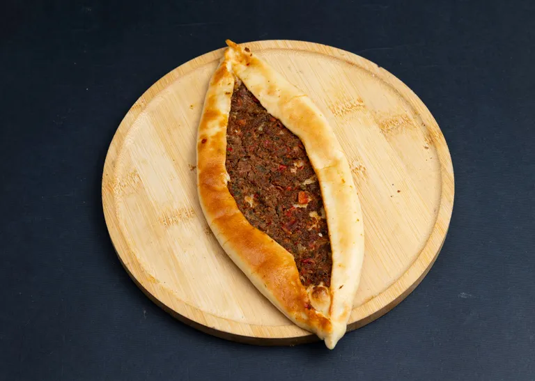 فطيرة لحم بعجين احمر