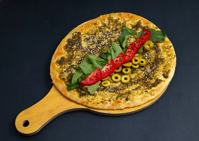 منقوشة زعتر مع خضرة