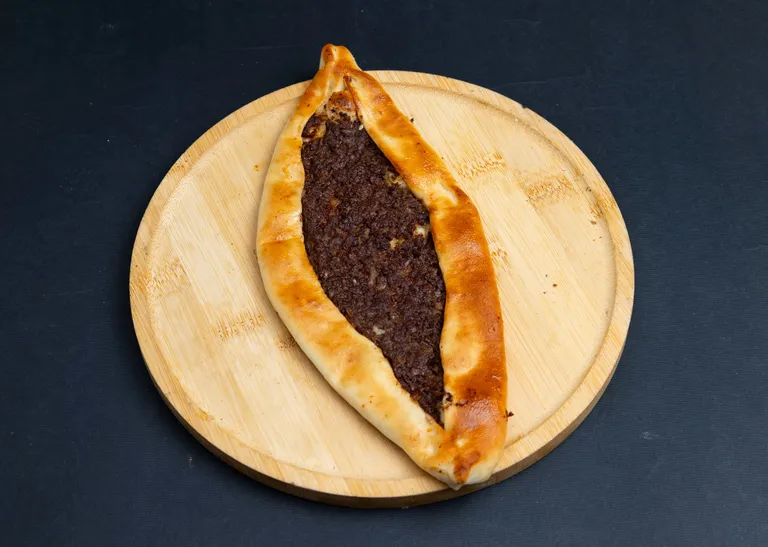 فطيرة لحم بعجين اسود