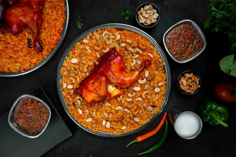 مندي نص فروج مع مكسرات