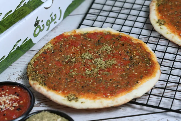 فطيرة زعتر ومحمرة شامية