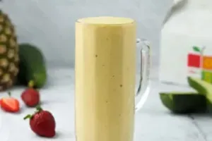 كوكتيل موز وحليب ومنغا