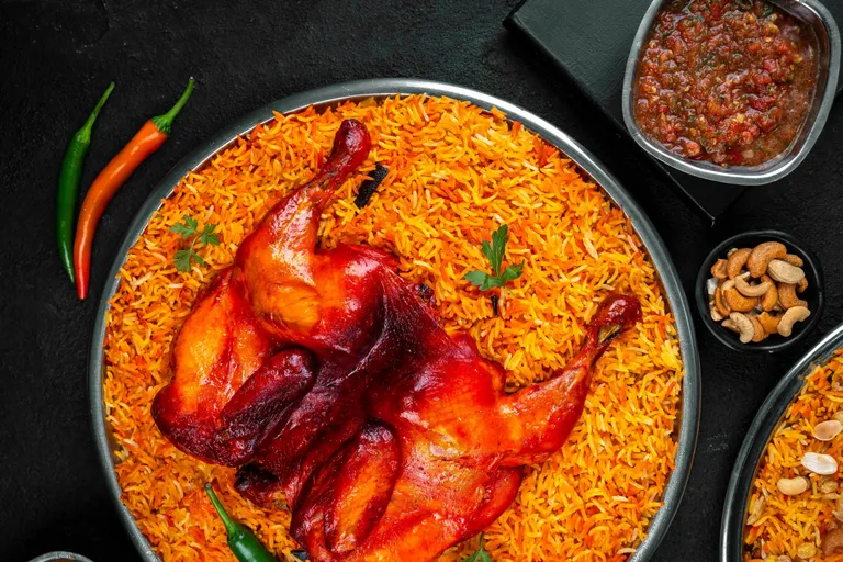 مندي فروج كامل مع مكسرات على (1500غ) رز