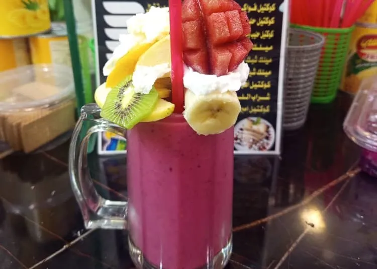 كوكتيل فواكه بفاكهة التين مع زينة