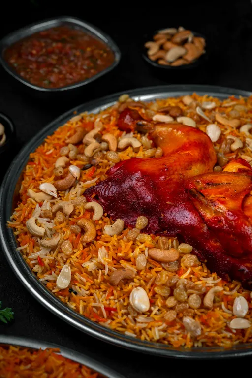 مندي ربعين دجاج على (1500غ) رز مع مكسرات