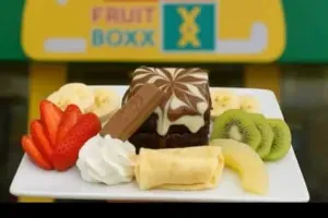 براونيز مع قشطة وكريمة وبوطة وفواكه